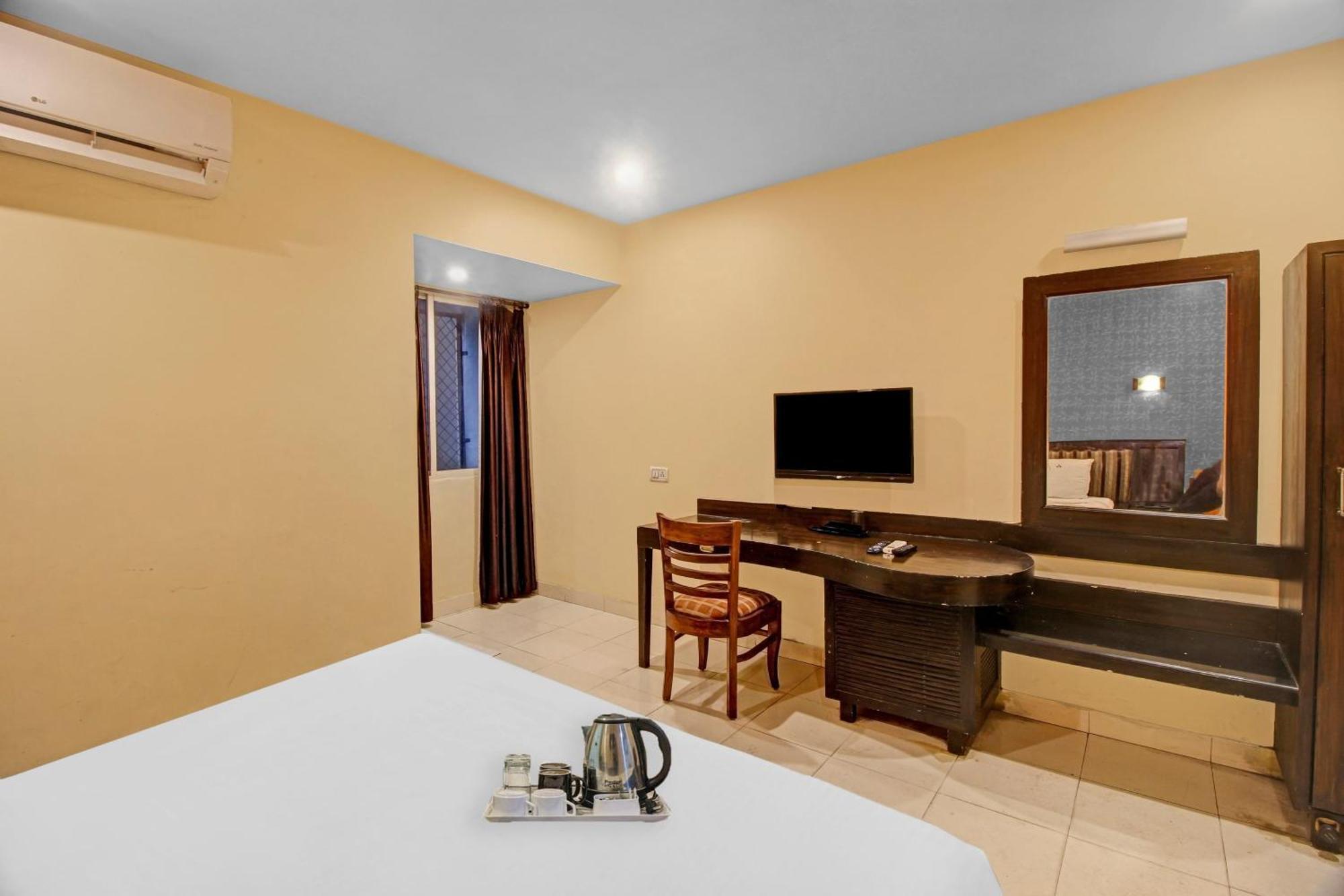 Townhouse The Grand Plaza Hotel Hyderabad Exterior photo