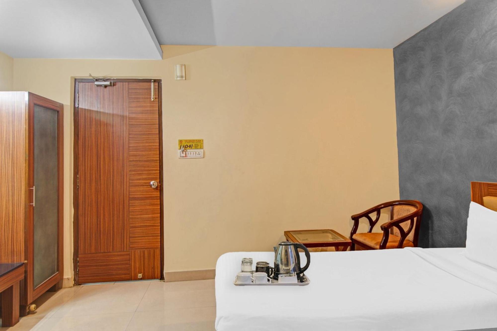 Townhouse The Grand Plaza Hotel Hyderabad Exterior photo